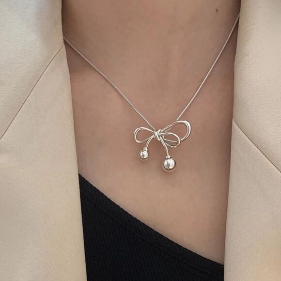 The Bow tie Pendant clavicle necklace in 925 silver. - Picture 1 of 8